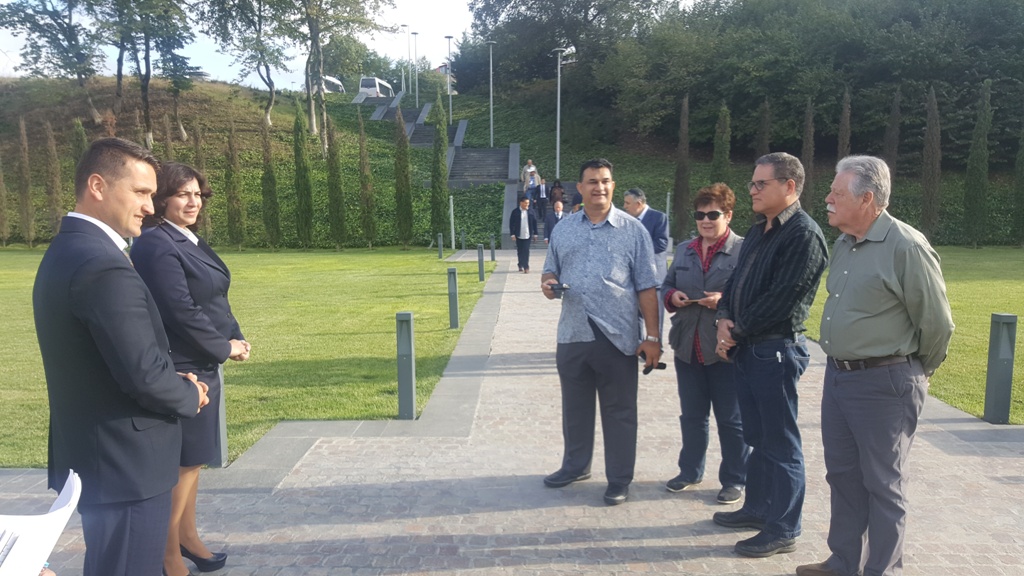ABŞ ın Qərb ştatlarından olan altı senator (Don Şuter, Ves Keller, Kalani İngiliş, Korlayl Bigey, Pam Roach, Lin Diyevs ) və digər qonaqlar “Soyqırım kompleksi”ni ziyarət etmişlər və öz təsuratlarını xatirə kitabına yazmişdılar
