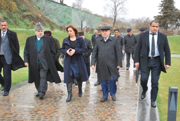 Qafqaz Müsəlmanları İdarəsinin Seyxi Hacı Allahşükür Paşazadə və başqa qonaqlar Kütləvi məzarlıqı ziyarət etdilər
