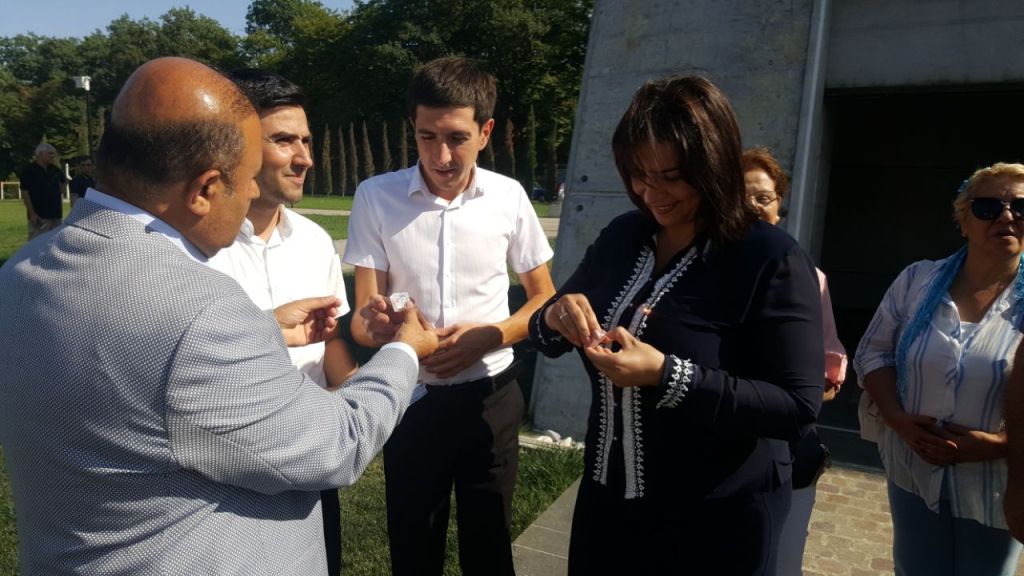 Türkiyyə - Azərbaycan Dayanişma və Kültür Dərnəyinin genel başkanı Sefer Karakoyunlu və 17 nəfər əməkdaşı “Soyqırım memorial kompleksi”ni ziyarət etmişlər.
