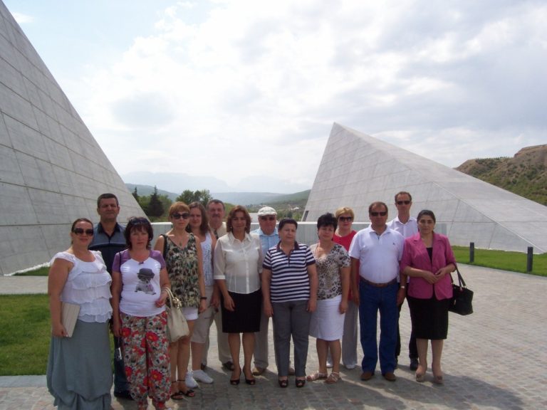 Quba Rayon İcra Hakimiyyətinin əməkdaşları və Belarusiya Respublikası Dövlət qurumları Həmkarlar İttifaqının sədri “Soyqırım memorial kompleksi”ni ziyarət etdilər.