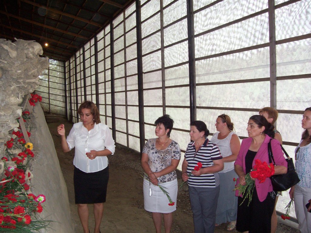 Quba Rayon İcra Hakimiyyətinin əməkdaşları və Belarusiya Respublikası Dövlət qurumları Həmkarlar İttifaqının sədri “Soyqırım memorial kompleksi”ni ziyarət etdilər.