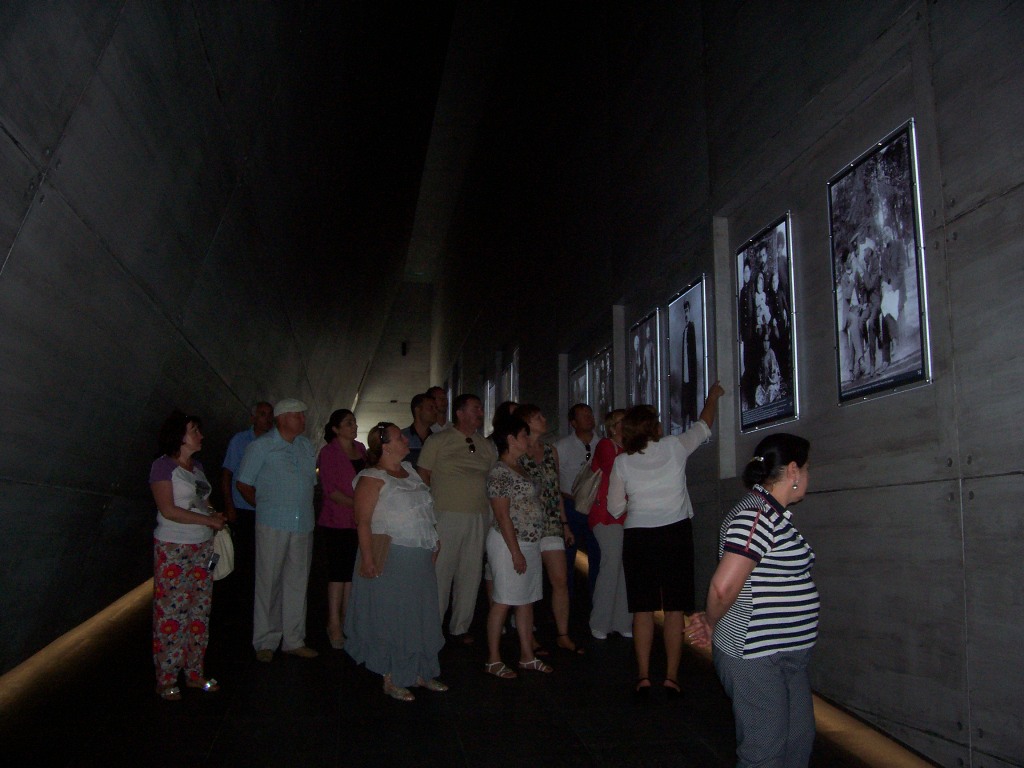 Quba Rayon İcra Hakimiyyətinin əməkdaşları və Belarusiya Respublikası Dövlət qurumları Həmkarlar İttifaqının sədri “Soyqırım memorial kompleksi”ni ziyarət etdilər.