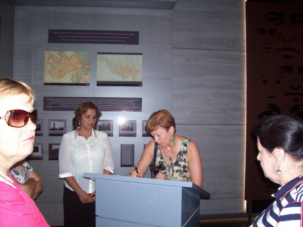 Quba Rayon İcra Hakimiyyətinin əməkdaşları və Belarusiya Respublikası Dövlət qurumları Həmkarlar İttifaqının sədri “Soyqırım memorial kompleksi”ni ziyarət etdilər.