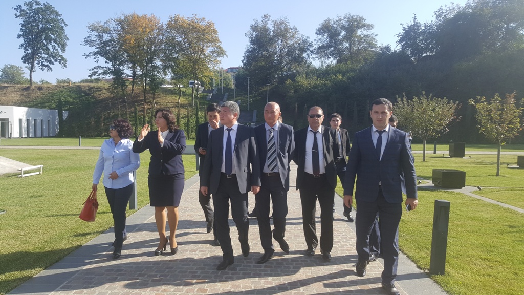 Kant şəhərinin meri Erkin Abdraxmanov, şəhər Keneşinin sədri Azat Şayldabekov, Keneşin deputatlar və başqa rəsmi şəxslərdən ibarət nümayəndə heyəti  proqram çərçivəsində Soyqırım kompleksini ziyarət etmişlər.  