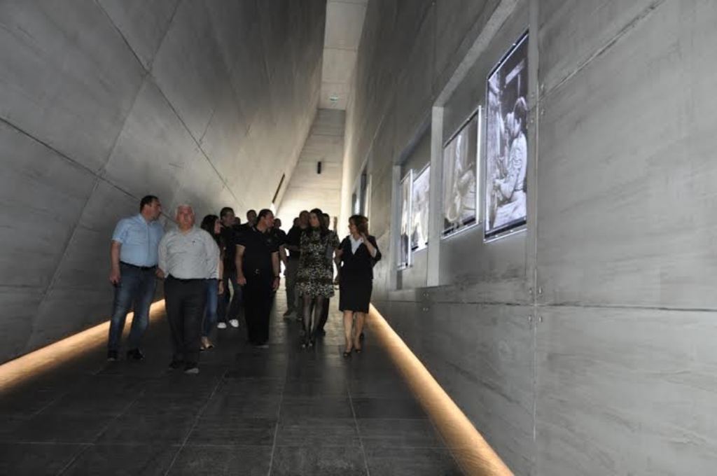 Millət Vəkili Qənirə Paşayeva Macarıstanlı qonaqlara “Soyqırım memorial kompleksi”nin tikilmə səbəbi və tarixi haqqında geniş məlumat verdi