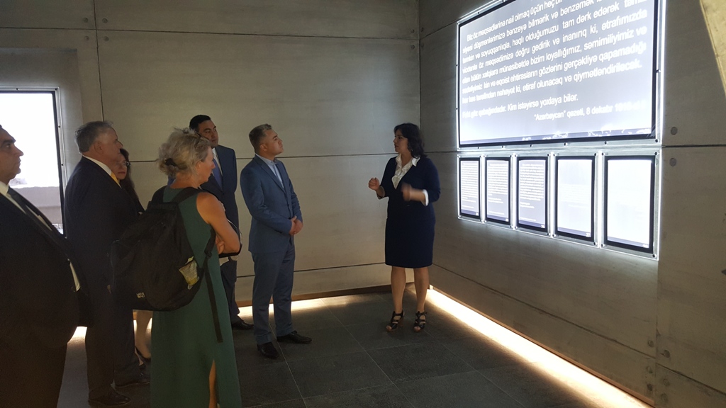 İsveçrə Yəhudi İcmaları Federasiyasının prezidenti cənab Herbert Vinterin , Millət Vəkili Yevda Abramov və digər qonaqlara 1918 ci ildə erməni daşnaklarının Azərbaycanın müxtəlif ərazilərində dinc əhaliyə qarşı törətdikləri vəhşilikləri haqqında məlumat verildi.