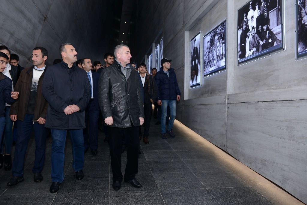 Şirvan şəhərindən 50 nəfərə yaxın gənc Quba Soyqırımı məzarlığını ziyarət etdilər və soyqırım qurbanlarının xatirəsinə ucaldılmış Quba Soyqırımı Memorial Kompleksi ilə tanış oldular.