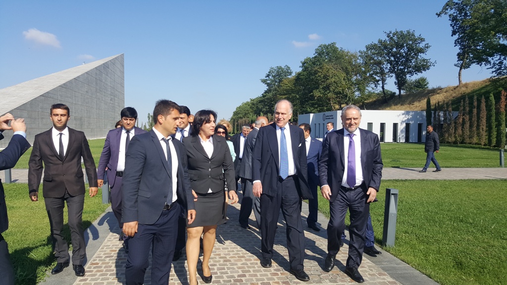 Ümumdünya Yəhudi Konqresinin Prezidenti Ronald Lauder, Konqresin vitse-prezidenti Qod Nisanov və digər qonaqlar Soyqırım kompleksində olmuşlar