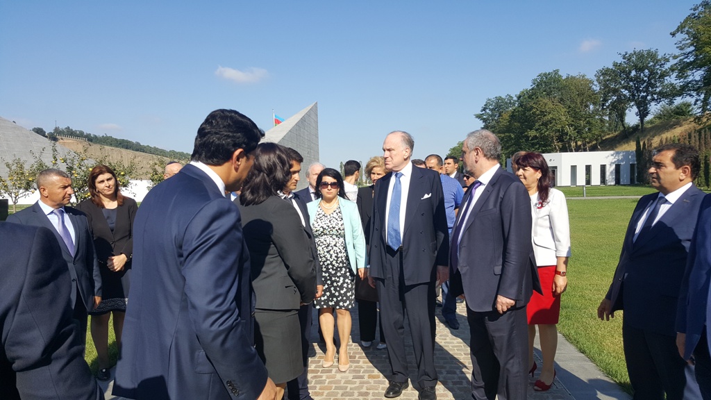Ümumdünya Yəhudi Konqresinin Prezidenti Ronald Lauder, Konqresin vitse-prezidenti Qod Nisanov və digər qonaqlar Soyqırım kompleksində olmuşlar