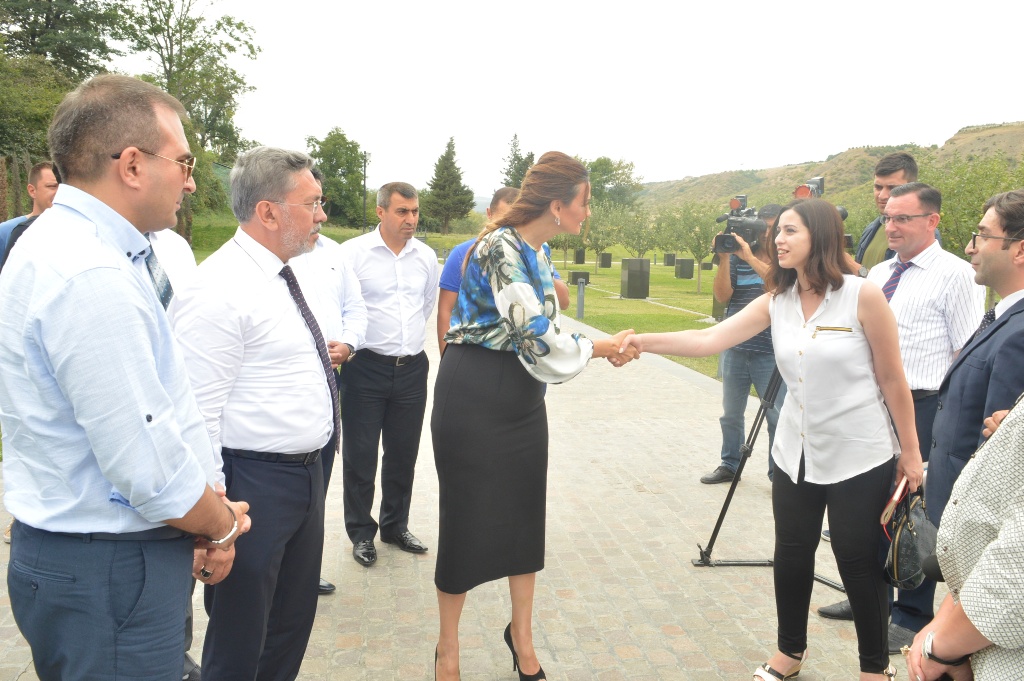 Ankaradan Pursaklar bələdiyyə başqanı Səlcuk Çətinin rəhbərlik etdiyi nümayəndə heyəti, EkoAvrasyanın sədri Hikmət Ərən və təşkilatın üzvləri və başqaları Avrasiya Beynəlxalq Araşdırmalar İnstitutu İB-nin sədri Q.Paşayevanın müşayiəti ilə Quba Soyqırımı Memorial Kompleksini ziyarət ediblər