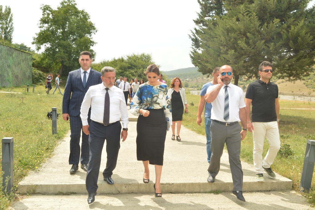 Ankaradan Pursaklar bələdiyyə başqanı Səlcuk Çətinin rəhbərlik etdiyi nümayəndə heyəti, EkoAvrasyanın sədri Hikmət Ərən və təşkilatın üzvləri və başqaları Avrasiya Beynəlxalq Araşdırmalar İnstitutu İB-nin sədri Q.Paşayevanın müşayiəti ilə Quba Soyqırımı Memorial Kompleksini ziyarət ediblər