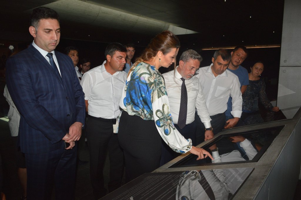 Ankaradan Pursaklar bələdiyyə başqanı Səlcuk Çətinin rəhbərlik etdiyi nümayəndə heyəti, EkoAvrasyanın sədri Hikmət Ərən və təşkilatın üzvləri və başqaları Avrasiya Beynəlxalq Araşdırmalar İnstitutu İB-nin sədri Q.Paşayevanın müşayiəti ilə Quba Soyqırımı Memorial Kompleksini ziyarət ediblər