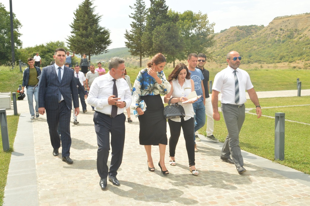 Ankaradan Pursaklar bələdiyyə başqanı Səlcuk Çətinin rəhbərlik etdiyi nümayəndə heyəti, EkoAvrasyanın sədri Hikmət Ərən və təşkilatın üzvləri və başqaları Avrasiya Beynəlxalq Araşdırmalar İnstitutu İB-nin sədri Q.Paşayevanın müşayiəti ilə Quba Soyqırımı Memorial Kompleksini ziyarət ediblər