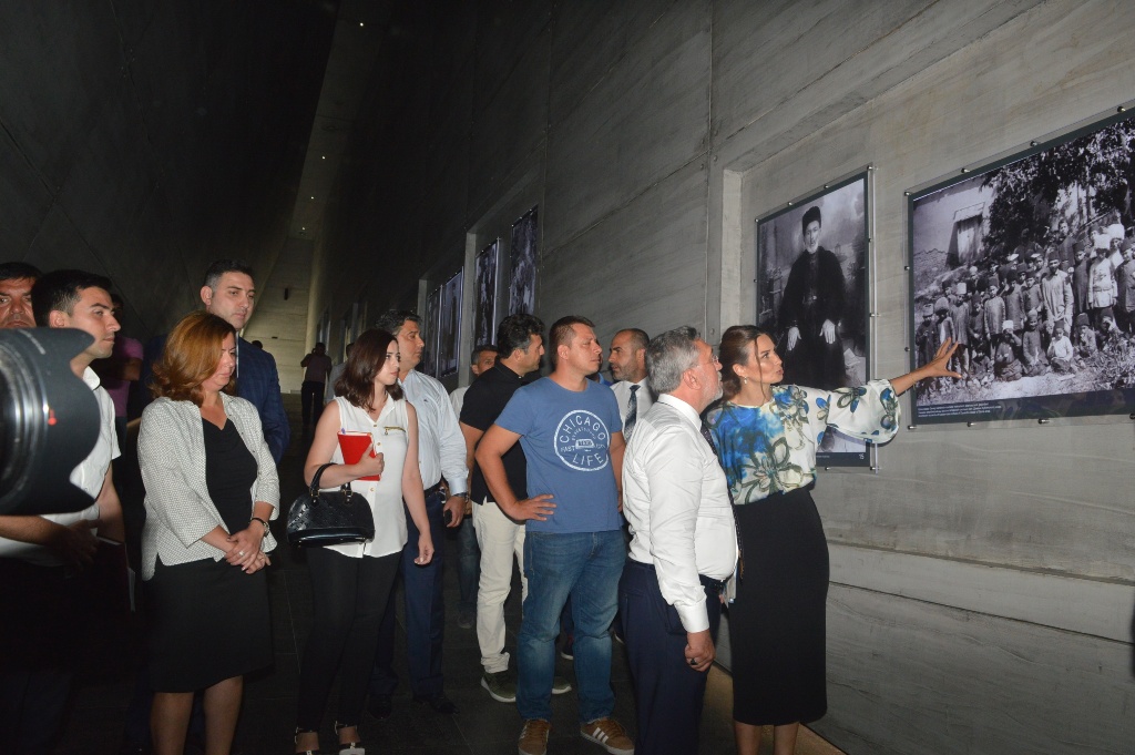Ankaradan Pursaklar bələdiyyə başqanı Səlcuk Çətinin rəhbərlik etdiyi nümayəndə heyəti, EkoAvrasyanın sədri Hikmət Ərən və təşkilatın üzvləri və başqaları Avrasiya Beynəlxalq Araşdırmalar İnstitutu İB-nin sədri Q.Paşayevanın müşayiəti ilə Quba Soyqırımı Memorial Kompleksini ziyarət ediblər