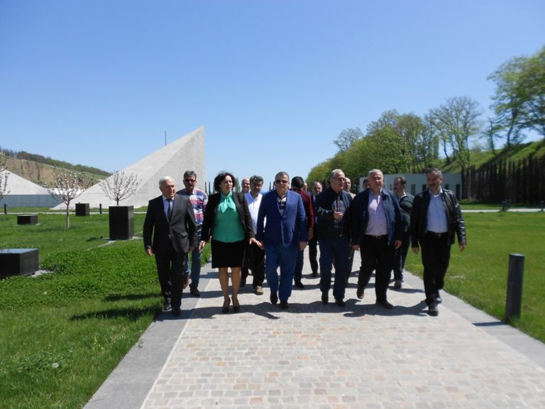 Quba Rayon İcra Hakimiyyəti rəsmiləri , Türkiyyə Respublikasının Baş Prokuroru Mehmet Akarca ve digər qonaqlar  “Soyqırım memorial kompleksi”ni ziyarət ediblər.