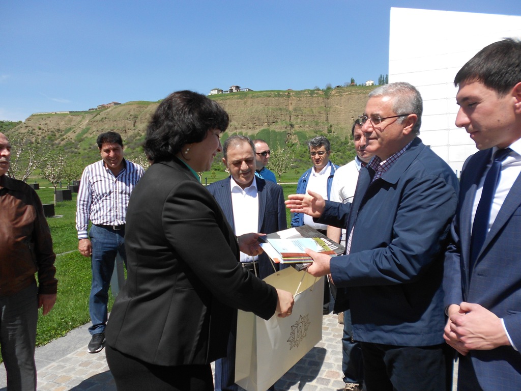 Quba Rayon İcra Hakimiyyəti rəsmiləri , Türkiyyə Respublikasının Baş Prokuroru Mehmet Akarca ve digər qonaqlar  “Soyqırım memorial kompleksi”ni ziyarət ediblər.