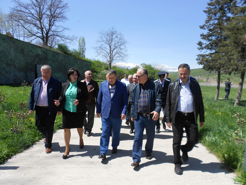 Quba Rayon İcra Hakimiyyəti rəsmiləri , Türkiyyə Respublikasının Baş Prokuroru Mehmet Akarca ve digər qonaqlar  “Soyqırım memorial kompleksi”ni ziyarət ediblər.