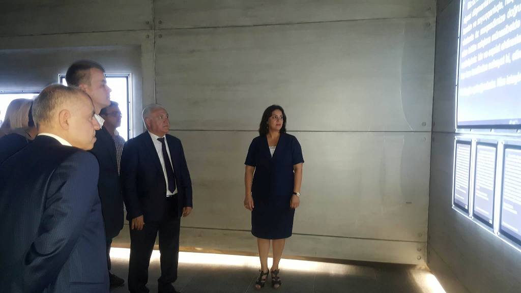Belarusiya Respublikasının Ədliyyə Naziri Oleq Slijevski, Nazirlik əməkdaşları və Quba rayon Məhkəməsinin sədri Fizuli Pənahov “Soyqırım memorial kompleksi”ni ziyarət