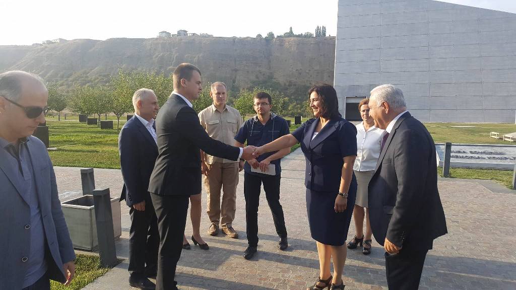 Belarusiya Respublikasının Ədliyyə Naziri Oleq Slijevski, Nazirlik əməkdaşları və Quba rayon Məhkəməsinin sədri Fizuli Pənahov “Soyqırım memorial kompleksi”ni ziyarət