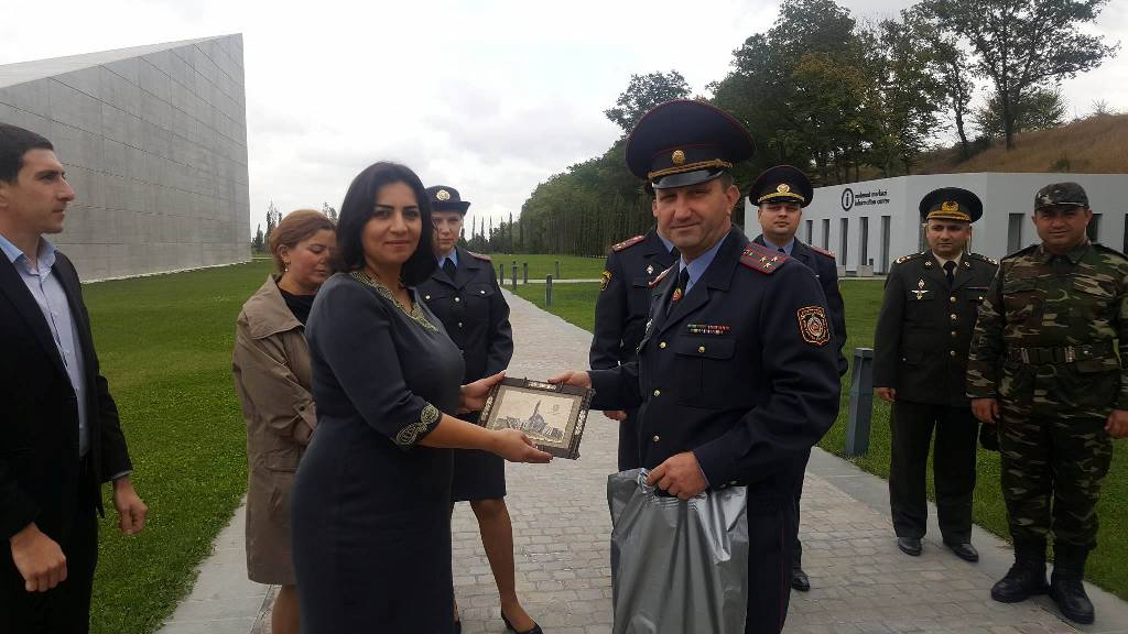 Azərbaycan Respublikası Daxili Qoşunların general-mayoru Fəxrəddin Səmədov , Belarusiya Respublikası DİN-nin Daxili Qoşunlarının zabitləri və hərbi qulluqçuları “Soyqırım kompleksi”ni  ziyarət etmişlər.