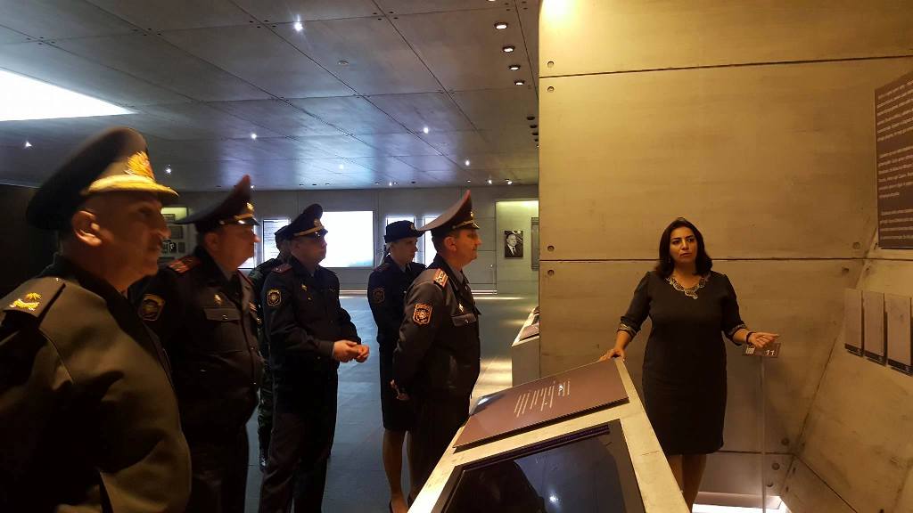 Azərbaycan Respublikası Daxili Qoşunların general-mayoru Fəxrəddin Səmədov , Belarusiya Respublikası DİN-nin Daxili Qoşunlarının zabitləri və hərbi qulluqçuları “Soyqırım kompleksi”ni  ziyarət etmişlər.