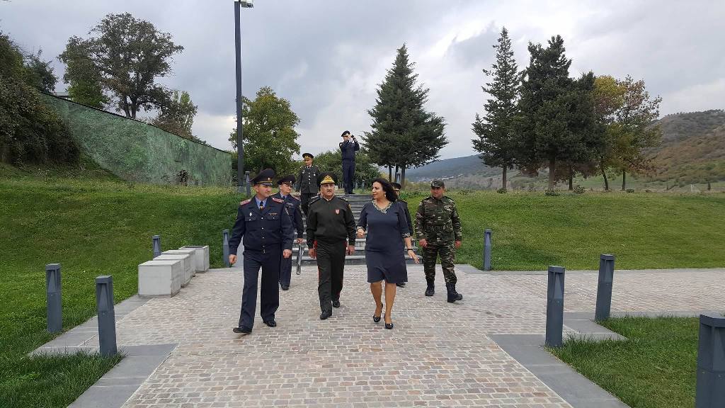 Azərbaycan Respublikası Daxili Qoşunların general-mayoru Fəxrəddin Səmədov , Belarusiya Respublikası DİN-nin Daxili Qoşunlarının zabitləri və hərbi qulluqçuları “Soyqırım kompleksi”ni  ziyarət etmişlər.