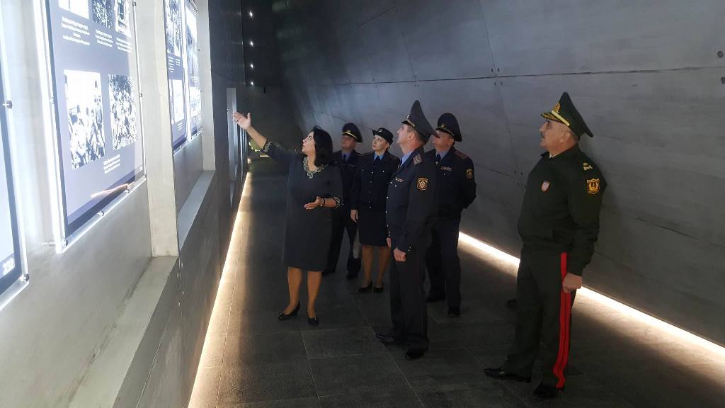 Azərbaycan Respublikası Daxili Qoşunların general-mayoru Fəxrəddin Səmədov , Belarusiya Respublikası DİN-nin Daxili Qoşunlarının zabitləri və hərbi qulluqçuları “Soyqırım kompleksi”ni  ziyarət etmişlər.