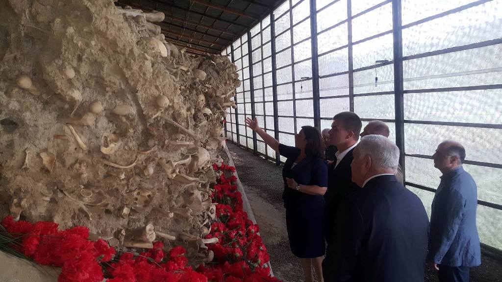 Belarusiya Respublikasının Ədliyyə Naziri Oleq Slijevski, Nazirlik əməkdaşları və Quba rayon Məhkəməsinin sədri Fizuli Pənahov “Soyqırım memorial kompleksi”ni ziyarət