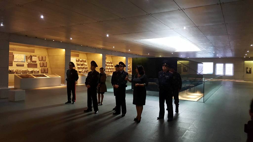 Azərbaycan Respublikası Daxili Qoşunların general-mayoru Fəxrəddin Səmədov , Belarusiya Respublikası DİN-nin Daxili Qoşunlarının zabitləri və hərbi qulluqçuları “Soyqırım kompleksi”ni  ziyarət etmişlər.