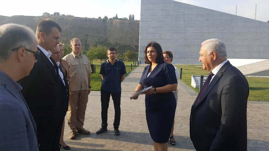 Belarusiya Respublikasının Ədliyyə Naziri Oleq Slijevski, Nazirlik əməkdaşları və Quba rayon Məhkəməsinin sədri Fizuli Pənahov “Soyqırım memorial kompleksi”ni ziyarət