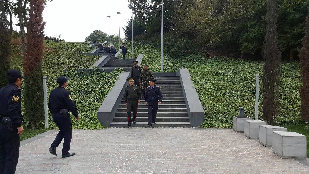 Azərbaycan Respublikası Daxili Qoşunların general-mayoru Fəxrəddin Səmədov , Belarusiya Respublikası DİN-nin Daxili Qoşunlarının zabitləri və hərbi qulluqçuları “Soyqırım kompleksi”ni  ziyarət etmişlər.