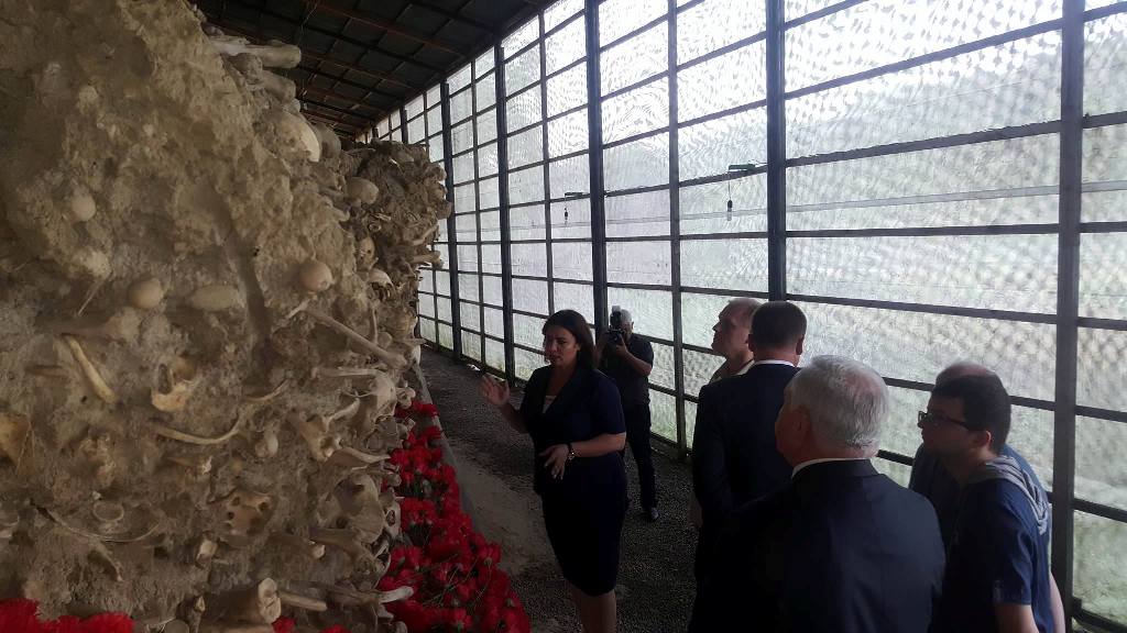 Belarusiya Respublikasının Ədliyyə Naziri Oleq Slijevski, Nazirlik əməkdaşları və Quba rayon Məhkəməsinin sədri Fizuli Pənahov “Soyqırım memorial kompleksi”ni ziyarət