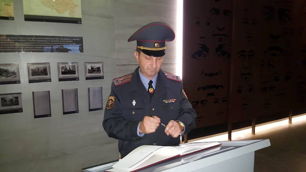 Azərbaycan Respublikası Daxili Qoşunların general-mayoru Fəxrəddin Səmədov , Belarusiya Respublikası DİN-nin Daxili Qoşunlarının zabitləri və hərbi qulluqçuları “Soyqırım kompleksi”ni  ziyarət etmişlər.