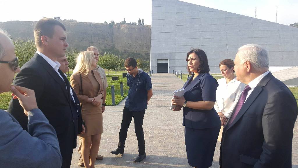 Belarusiya Respublikasının Ədliyyə Naziri Oleq Slijevski, Nazirlik əməkdaşları və Quba rayon Məhkəməsinin sədri Fizuli Pənahov “Soyqırım memorial kompleksi”ni ziyarət