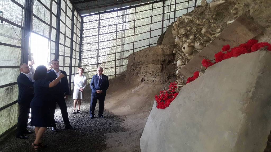 Belarusiya Respublikasının Ədliyyə Naziri Oleq Slijevski, Nazirlik əməkdaşları və Quba rayon Məhkəməsinin sədri Fizuli Pənahov “Soyqırım memorial kompleksi”ni ziyarət