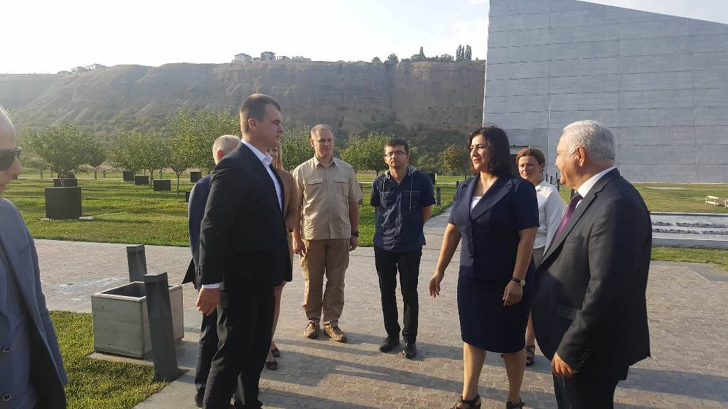 Belarusiya Respublikasının Ədliyyə Naziri Oleq Slijevski, Nazirlik əməkdaşları və Quba rayon Məhkəməsinin sədri Fizuli Pənahov “Soyqırım memorial kompleksi”ni ziyarət