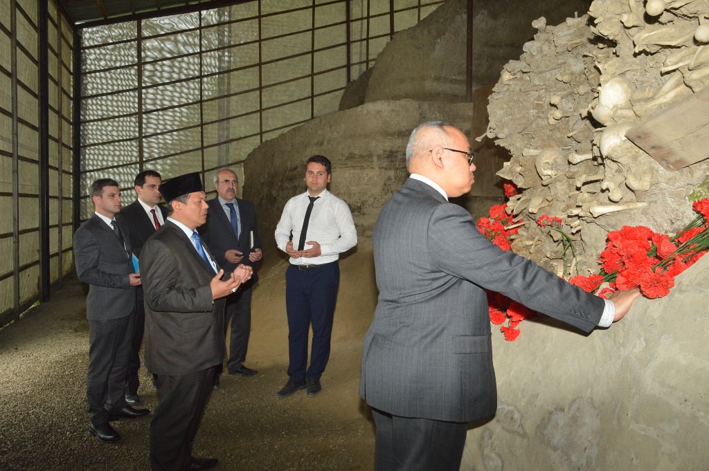 İndoneziyanın Azərbaycandakı səfiri Hüsnan Bəy Fanani, səfirliyin müşaviri Meta Pervonqo və digər rəsmilər  Quba Soyqırımı Memorial Kompleksini və ərazidəki kütləvi məzarlığı ziyarət etmişlər.