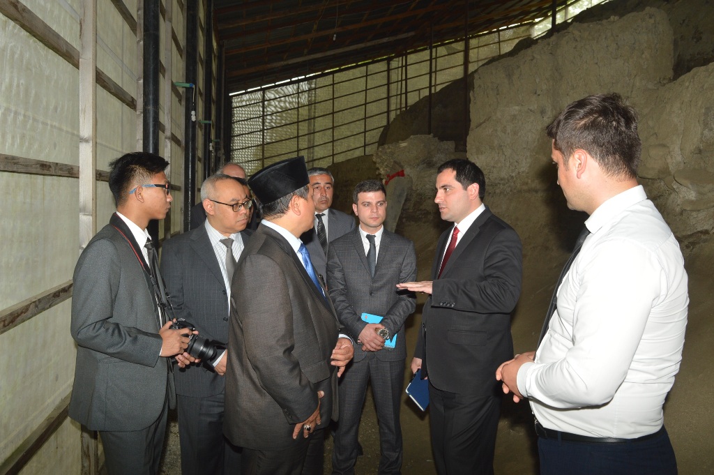 İndoneziyanın Azərbaycandakı səfiri Hüsnan Bəy Fanani, səfirliyin müşaviri Meta Pervonqo və digər rəsmilər  Quba Soyqırımı Memorial Kompleksini və ərazidəki kütləvi məzarlığı ziyarət etmişlər.
