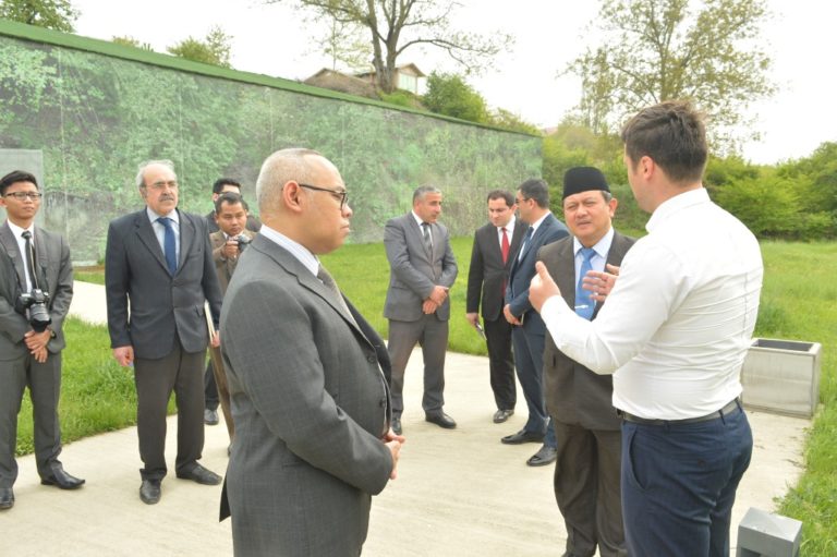 İndoneziyanın Azərbaycandakı səfiri Hüsnan Bəy Fanani, səfirliyin müşaviri Meta Pervonqo və digər rəsmilər  Quba Soyqırımı Memorial Kompleksini və ərazidəki kütləvi məzarlığı ziyarət etmişlər.