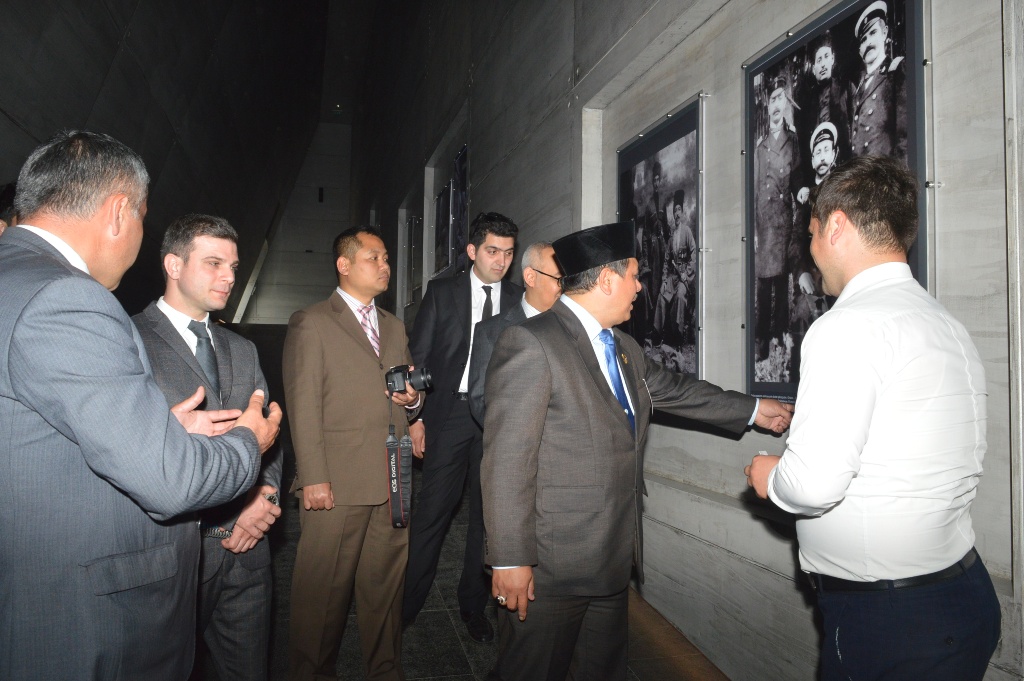 İndoneziyanın Azərbaycandakı səfiri Hüsnan Bəy Fanani, səfirliyin müşaviri Meta Pervonqo və digər rəsmilər  Quba Soyqırımı Memorial Kompleksini və ərazidəki kütləvi məzarlığı ziyarət etmişlər.