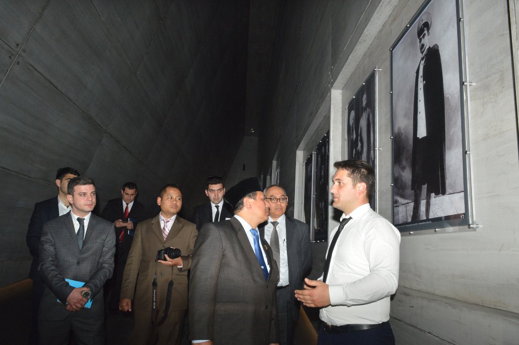 İndoneziyanın Azərbaycandakı səfiri Hüsnan Bəy Fanani, səfirliyin müşaviri Meta Pervonqo və digər rəsmilər  Quba Soyqırımı Memorial Kompleksini və ərazidəki kütləvi məzarlığı ziyarət etmişlər.