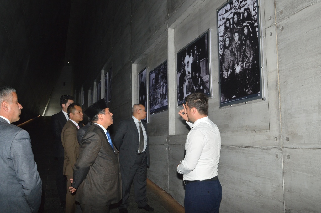 İndoneziyanın Azərbaycandakı səfiri Hüsnan Bəy Fanani, səfirliyin müşaviri Meta Pervonqo və digər rəsmilər  Quba Soyqırımı Memorial Kompleksini və ərazidəki kütləvi məzarlığı ziyarət etmişlər.