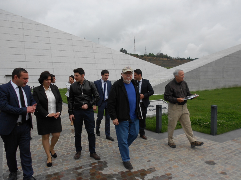 Milli Təhlükəsizlik Nazirliyinin Quba şöbəsinin rəisi və əməkdaşları, ABŞ-ın Mərkəzi Kəşfiyyat idarəsinin nümayəndələri “Soyqırım   kompleksi”ni ziyarət etmişlər.
