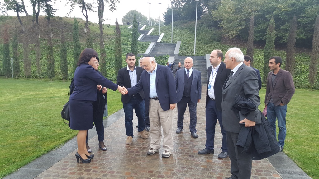 ABŞ ın “Simon Vizental “ Mərkəzinin direktor müavini Abraam Kuper və digər qonaqlar “Soyqırım kompleksi”nə gəlmişdirlər