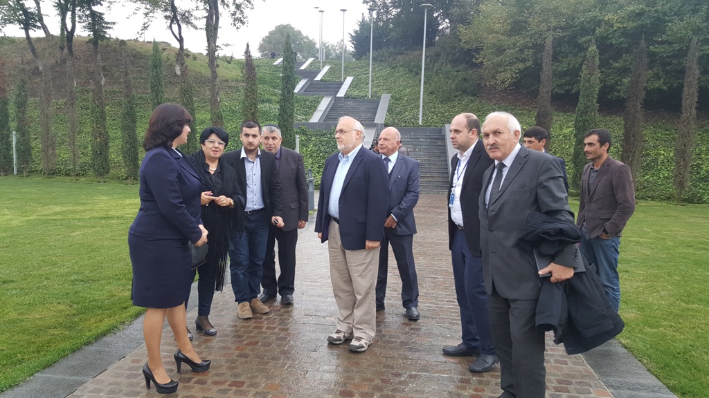 ABŞ ın “Simon Vizental “ Mərkəzinin direktor müavini Abraam Kuper və digər qonaqlar “Soyqırım kompleksi”nə gəlmişdirlər