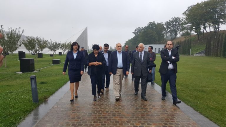 ABŞ ın “Simon Vizental “ Mərkəzinin direktor müavini Abraam Kuper və digər qonaqlar “Soyqırım kompleksi”nə gəlmişdirlər