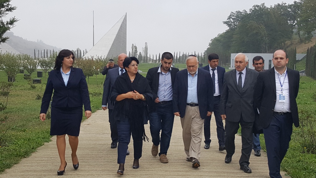 ABŞ ın “Simon Vizental “ Mərkəzinin direktor müavini Abraam Kuper və digər qonaqlar “Soyqırım kompleksi”nə gəlmişdirlər
