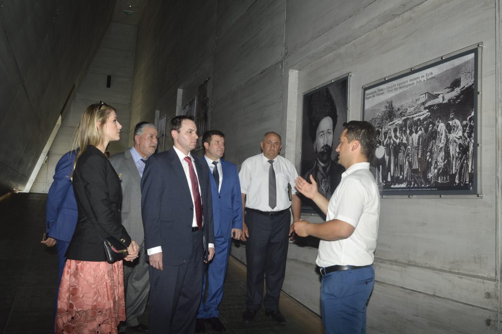 ABŞ ın Arizona ştatı nümayəndələr palatasının spikeri Ceyvan Mesnard xanımı ilə, Quba rayon RİH in rəsmiləri və digər rəsmi qonaqlar “Soyqırım kompleksi”ni ziyarət etmişlər.
