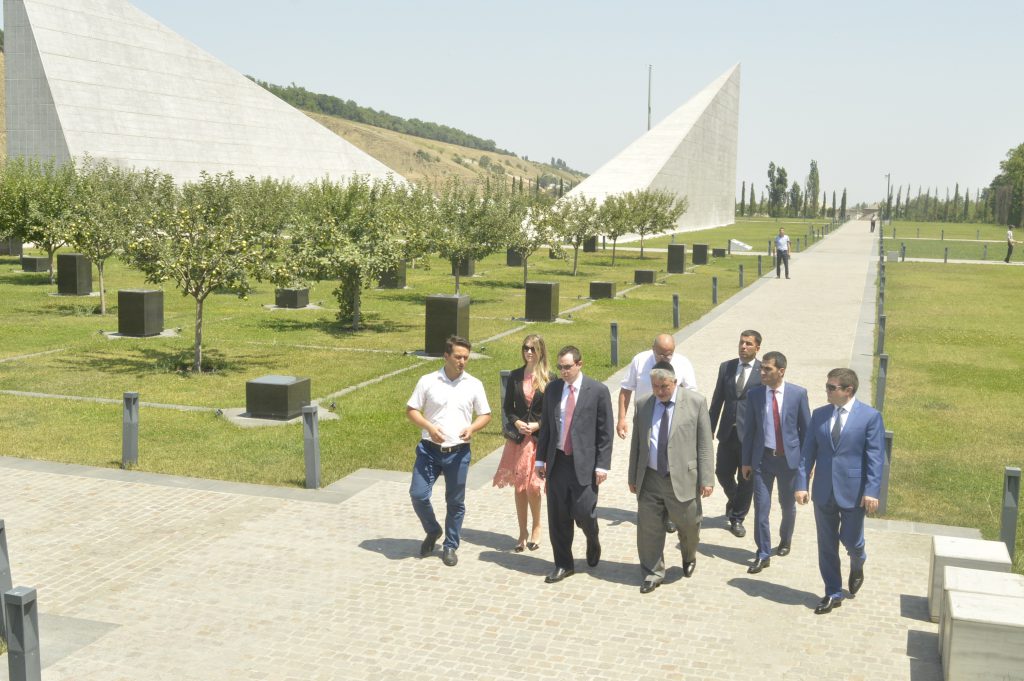 ABŞ ın Arizona ştatı nümayəndələr palatasının spikeri Ceyvan Mesnard xanımı ilə, Quba rayon RİH in rəsmiləri və digər rəsmi qonaqlar “Soyqırım kompleksi”ni ziyarət etmişlər.