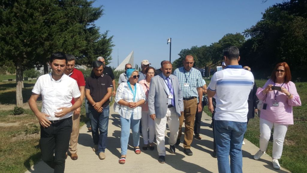Türkiyyə - Azərbaycan Dayanişma və Kültür Dərnəyinin genel başkanı Sefer Karakoyunlu və 17 nəfər əməkdaşı “Soyqırım memorial kompleksi”ni ziyarət etmişlər.